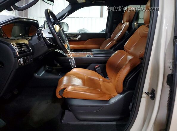 5LMJJ2LT5KEL18343 2019 LINCOLN NAVIGATOR Silver Widok wnętrza z przodu