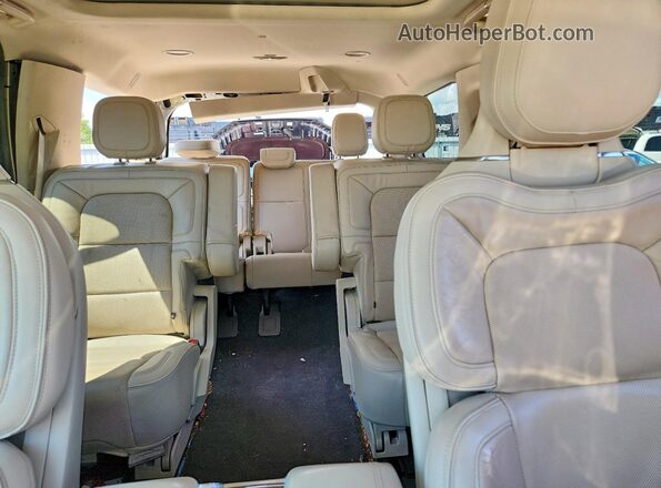 5LMJJ2LT6JEL10489 2018 LINCOLN NAVIGATOR Silver Rear seats view
