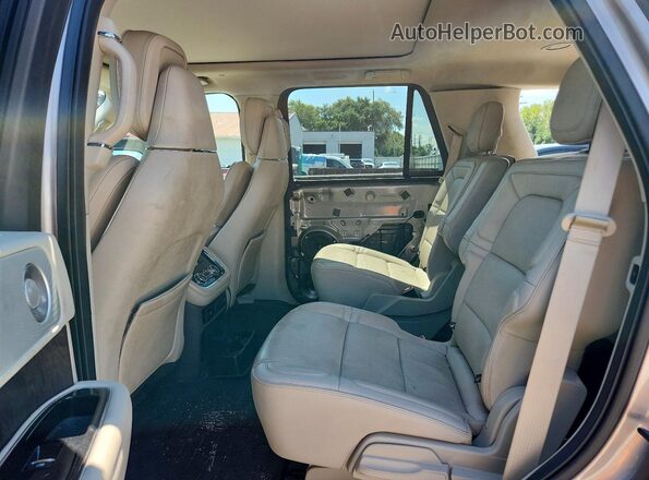 5LMJJ2LT6JEL10489 2018 LINCOLN NAVIGATOR Silver Rear interior view