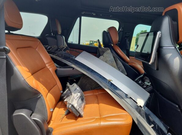 5LMJJ3LT0MEL09798 2021 LINCOLN NAVIGATOR White Widok wnętrza z tyłu