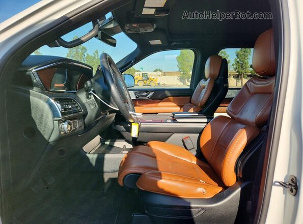5LMJJ3LTXLEL23626 2020 LINCOLN NAVIGATOR White Front interior view