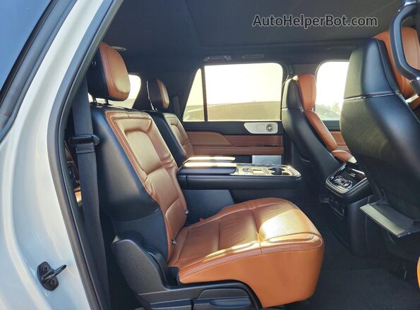 5LMJJ3LTXLEL23626 2020 LINCOLN NAVIGATOR White Rear interior view