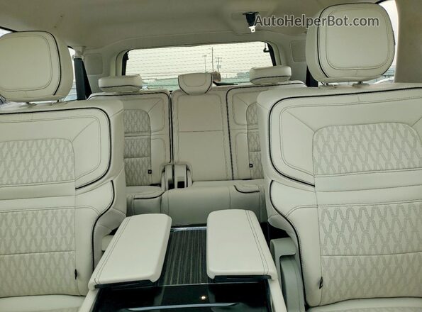 5LMJJ3TG0PEL03104 2023 LINCOLN NAVIGATOR Белый Вид задних сидений
