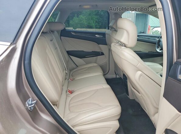 5LMTJ3DH2JUL08883 2018 LINCOLN MKC Коричневый Вид задней части салона