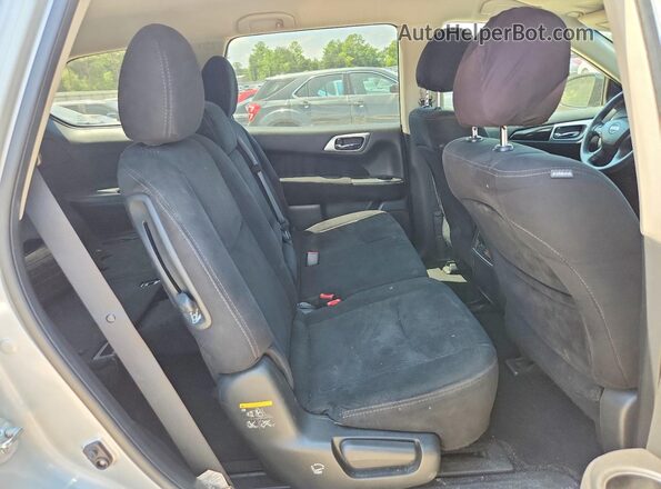 5N1AR2MM8GC634602 2016 NISSAN PATHFINDER Silver Widok wnętrza z tyłu
