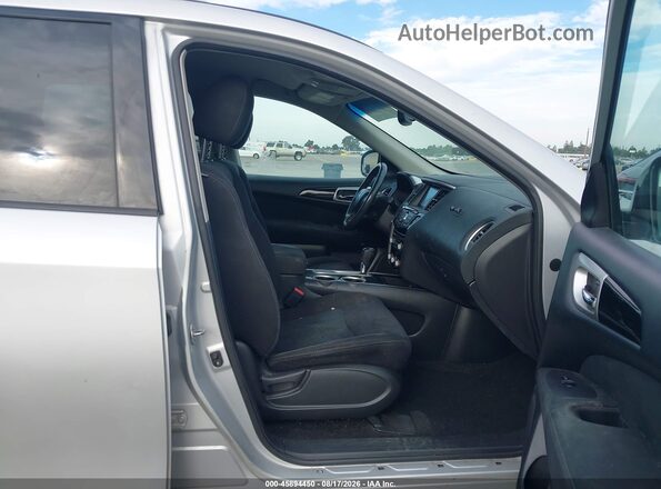 5N1AR2MN7GC647558 2016 NISSAN PATHFINDER Silver Front interior view
