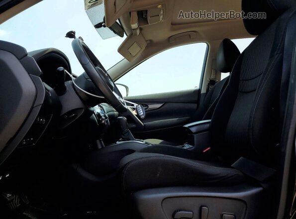 5N1AT2MM6HC787434 2017 NISSAN ROGUE Черный Вид салона спереди