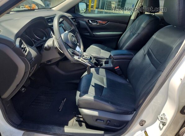 5N1AT2MT0JC749694 2018 NISSAN ROGUE White Вид салону спереду