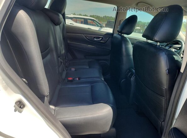 5N1AT2MT0JC749694 2018 NISSAN ROGUE White Вид задньої частини салону
