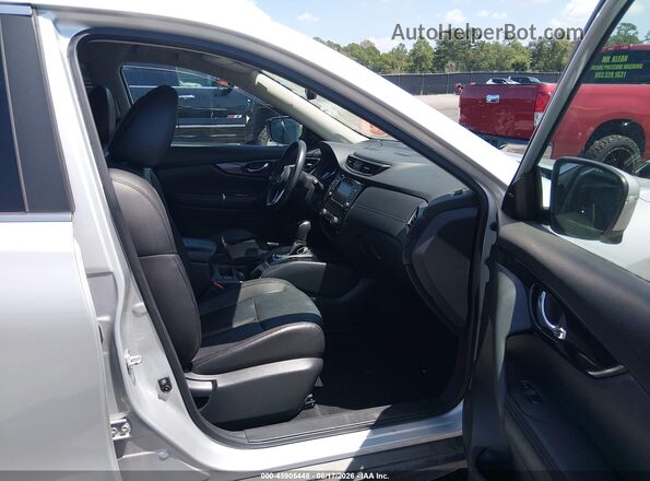 5N1AT2MT2JC741483 2018 NISSAN ROGUE Silver Вид салону спереду