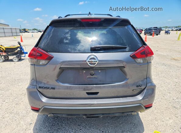 5N1AT2MT7JC795507 2018 NISSAN ROGUE Silver Widok z tyłu