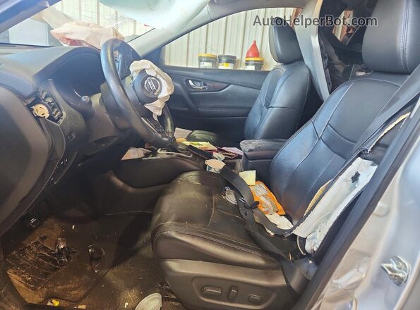 5N1AT2MT9JC802375 2018 NISSAN ROGUE Серебряный Вид салона спереди