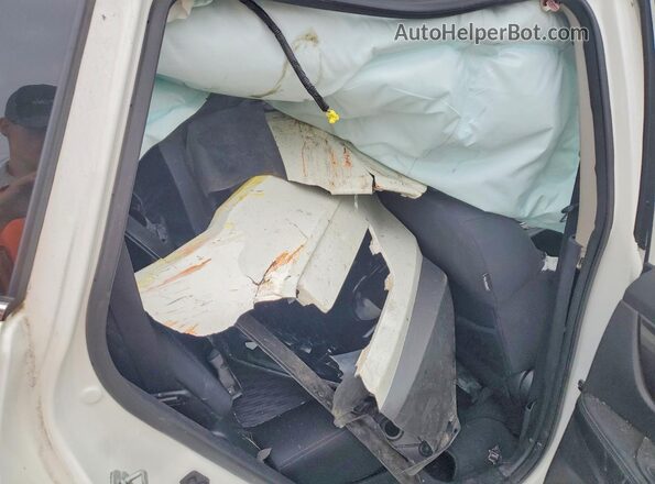 5N1AT2MTXJC806807 2018 NISSAN ROGUE Белый Вид задней части салона