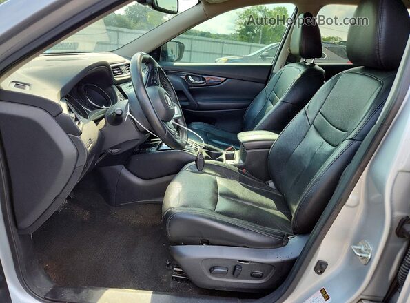 5N1AT2MTXKC815525 2019 NISSAN ROGUE Серебряный Вид салона спереди
