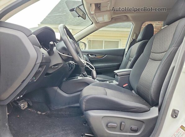 5N1AT2MV0HC798468 2017 NISSAN ROGUE Белый Вид салона спереди