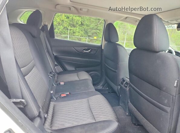 5N1AT2MV0HC798468 2017 NISSAN ROGUE Белый Вид задней части салона