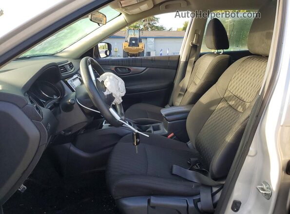 5N1AT2MV0LC810515 2020 NISSAN ROGUE Серебряный Вид салона спереди