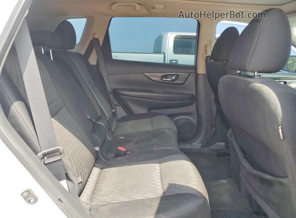 5N1AT2MV2HC846066 2017 NISSAN ROGUE Silver Rear interior view