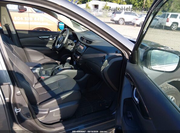 5N1AT2MV6HC762364 2017 NISSAN ROGUE Серый Вид салона спереди