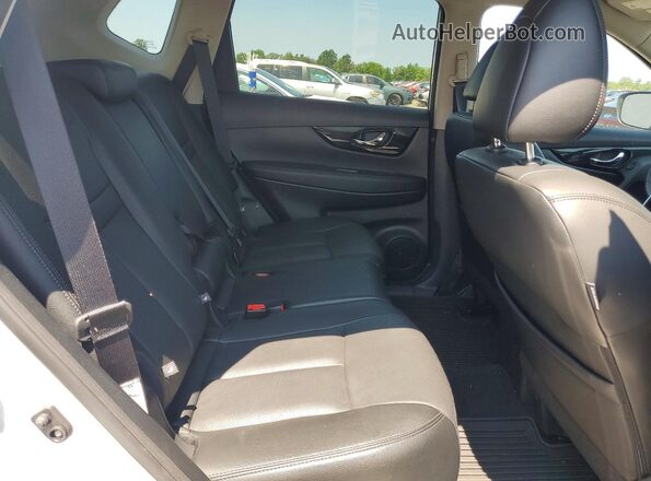 5N1AT2MV6KC811554 2019 NISSAN ROGUE Silver Widok wnętrza z tyłu