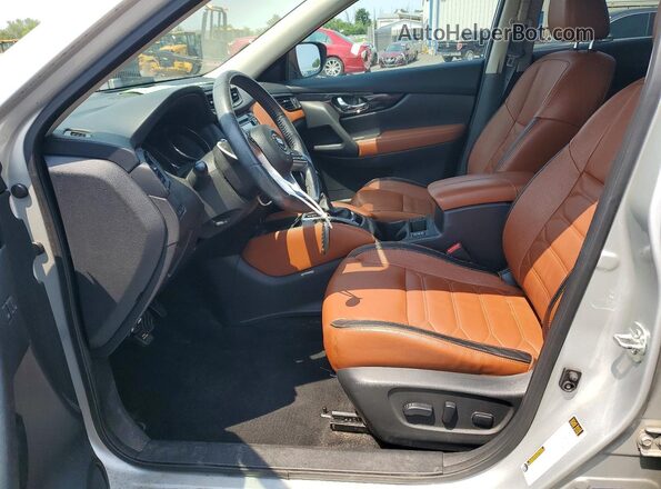 5N1AT2MV7HC848654 2017 NISSAN ROGUE Silver Вид салону спереду