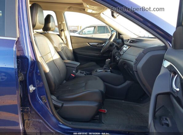 5N1AT2MV8HC755318 2017 NISSAN ROGUE Синий Вид салона спереди