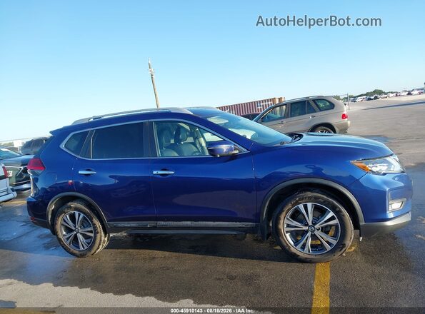 5N1AT2MV8HC755318 2017 NISSAN ROGUE Синий Вид задней части салона