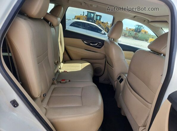 5N1AT2MV8HC813718 2017 NISSAN ROGUE Белый Вид задней части салона
