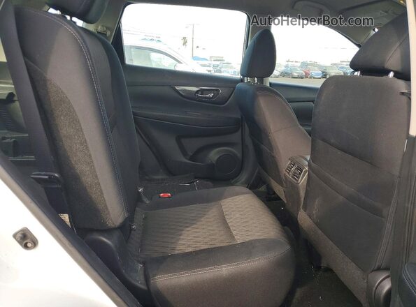 5N1AT2MV8JC716976 2018 NISSAN ROGUE Белый Вид задней части салона
