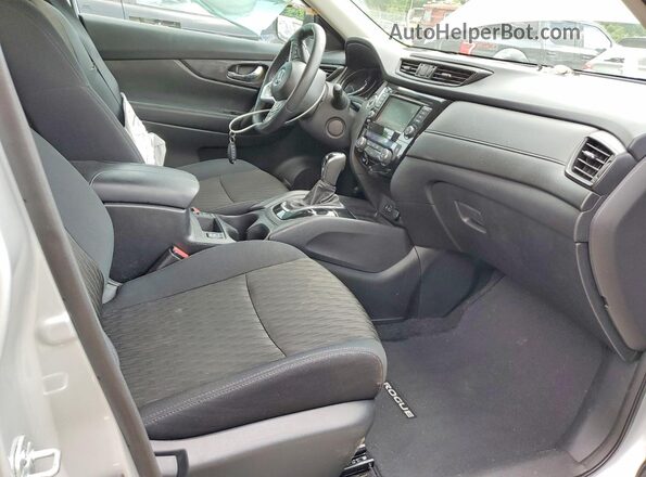 5N1AT2MV8JC768978 2018 NISSAN ROGUE Серебряный Вид салона спереди