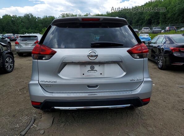 5N1AT2MV8JC768978 2018 NISSAN ROGUE Серебряный Вид сзади