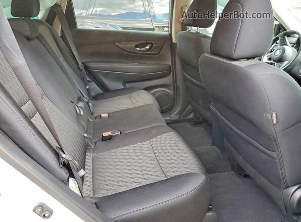 5N1AT2MV8JC768978 2018 NISSAN ROGUE Серебряный Вид задней части салона