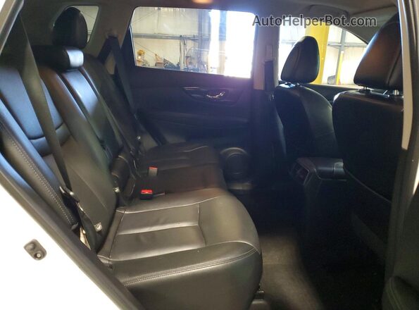 5N1AT2MV9HC779952 2017 NISSAN ROGUE Белый Вид задней части салона