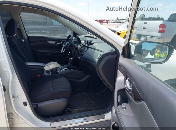 5N1AT2MV9JC822451 2018 NISSAN ROGUE White Front interior view