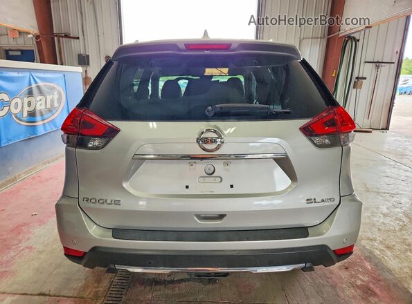 5N1AT2MV9LC709179 2020 NISSAN ROGUE Серебряный Вид сзади