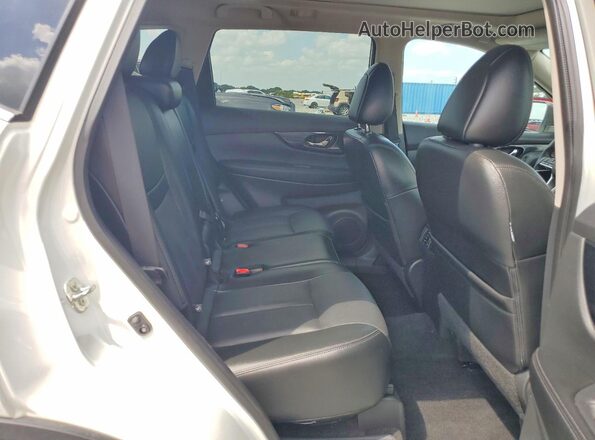 5N1AT2MVXHC881048 2017 NISSAN ROGUE White უკანა სავარძლების ხედი