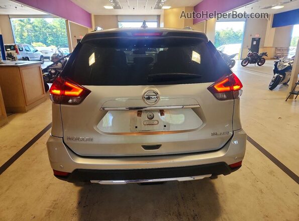 5N1AT2MVXKC744618 2019 NISSAN ROGUE Серебряный Вид сзади