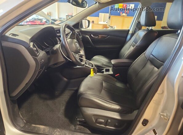 5N1AT2MVXKC744618 2019 NISSAN ROGUE Серебряный Вид салона спереди