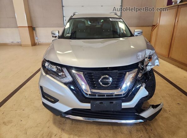 5N1AT2MVXKC744618 2019 NISSAN ROGUE Серебряный Вид спереди