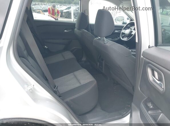 5N1BT3BA4SC789242 2025 NISSAN ROGUE Silver Widok naklejki z numerem VIN
