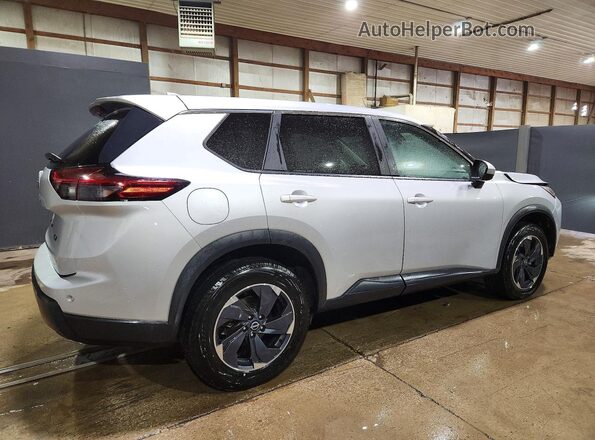 5N1BT3BAXRC695263 2024 NISSAN ROGUE Silver Trasero derecho