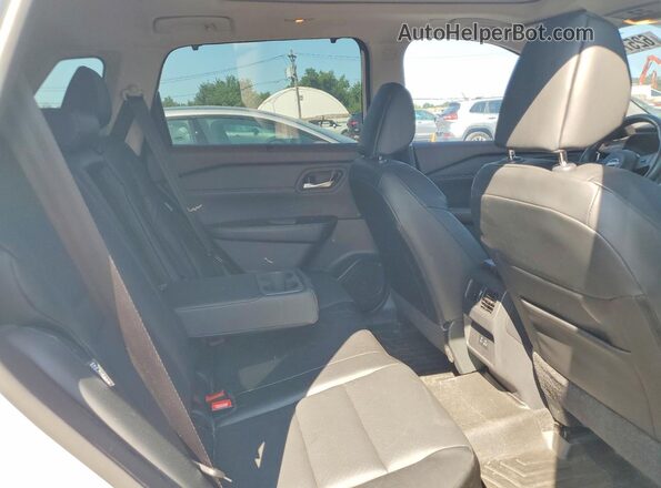 5N1BT3BB0PC755380 2023 NISSAN ROGUE White Widok wnętrza z tyłu