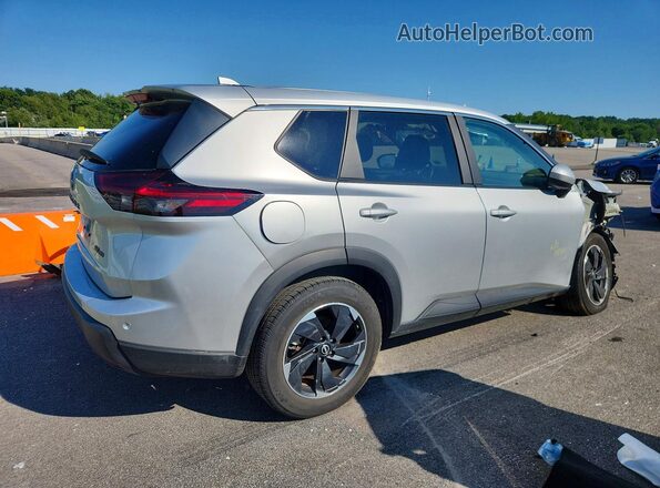 5N1BT3BB3RC725311 2024 NISSAN ROGUE Серебряный Задняя правая четверть