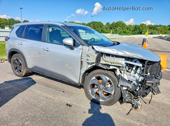 5N1BT3BB3RC725311 2024 NISSAN ROGUE Серебряный Передняя правая четверть