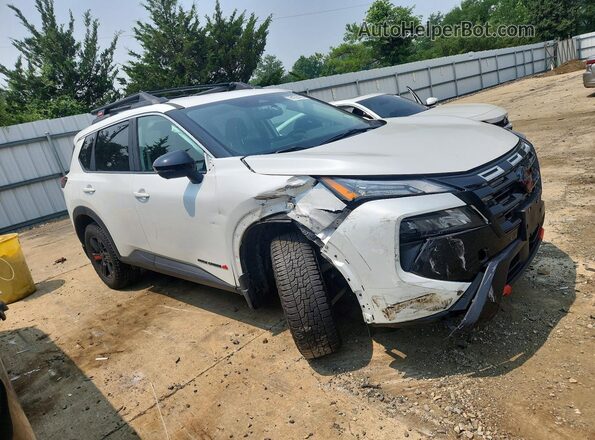 5N1BT3BB5SC828381 2025 NISSAN ROGUE White Delantero derecho