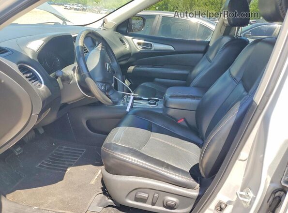 5N1DR2MM2JC657460 2018 NISSAN PATHFINDER Серебряный Вид салона спереди