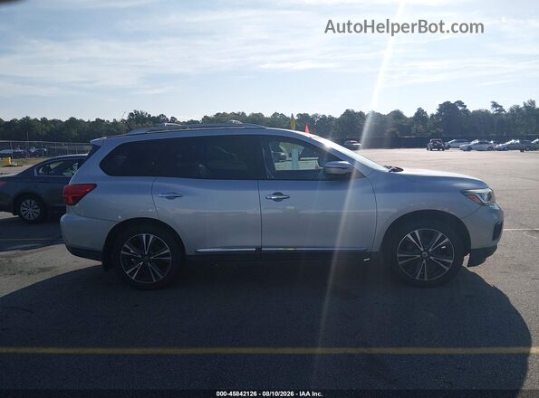 5N1DR2MM8HC648305 2017 NISSAN PATHFINDER Silver Widok wnętrza z tyłu