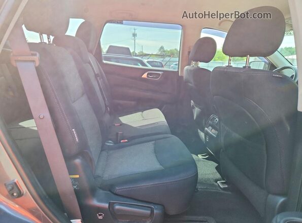 5N1DR2MM9JC655608 2018 NISSAN PATHFINDER Gray Widok wnętrza z tyłu