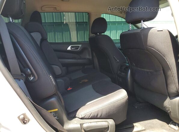 5N1DR2MN6JC607203 2018 NISSAN PATHFINDER Silver Rear interior view