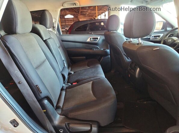 5N1DR2MN7JC625970 2018 NISSAN PATHFINDER White Rear interior view